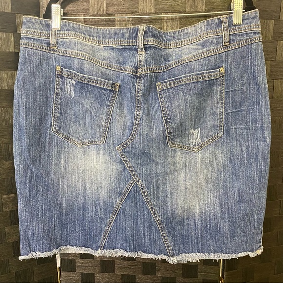 Fashion Bug Size 20 Blue Denim Distressed Mini Skirt Raw Hem Light Wash - Picture 2 of 5